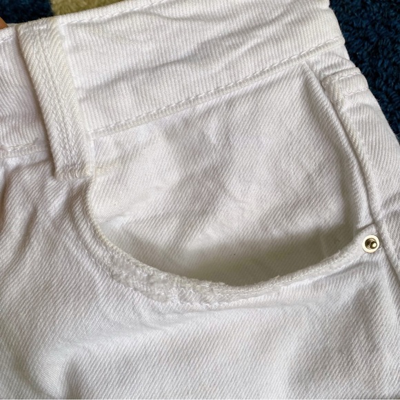 π ZARA WHITE HIGH WAIST DISTRESSED RAW HEM JEANS! - Picture 13 of 16